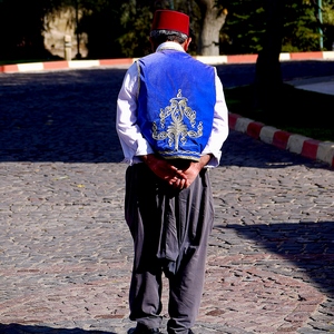 Un homme en costume traditionnel grec de dos - Grèce  - collection de photos clin d'oeil, catégorie portraits